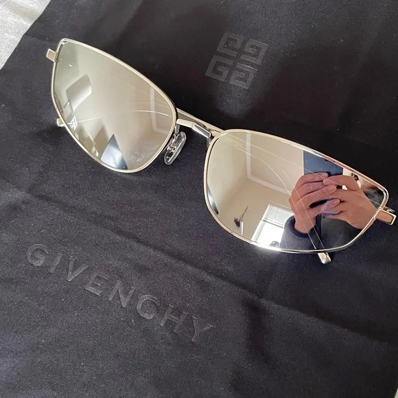 Givenchy | Accessories | Givenchy Speed Sunglasses In  display picture 1
